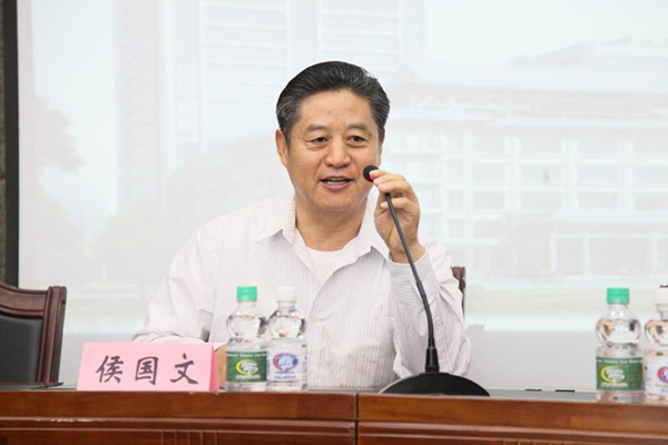 侯国文会长—黑龙江中医药大学传授套针技术